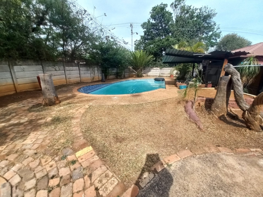  Bedroom Property for Sale in Mountain View Gauteng