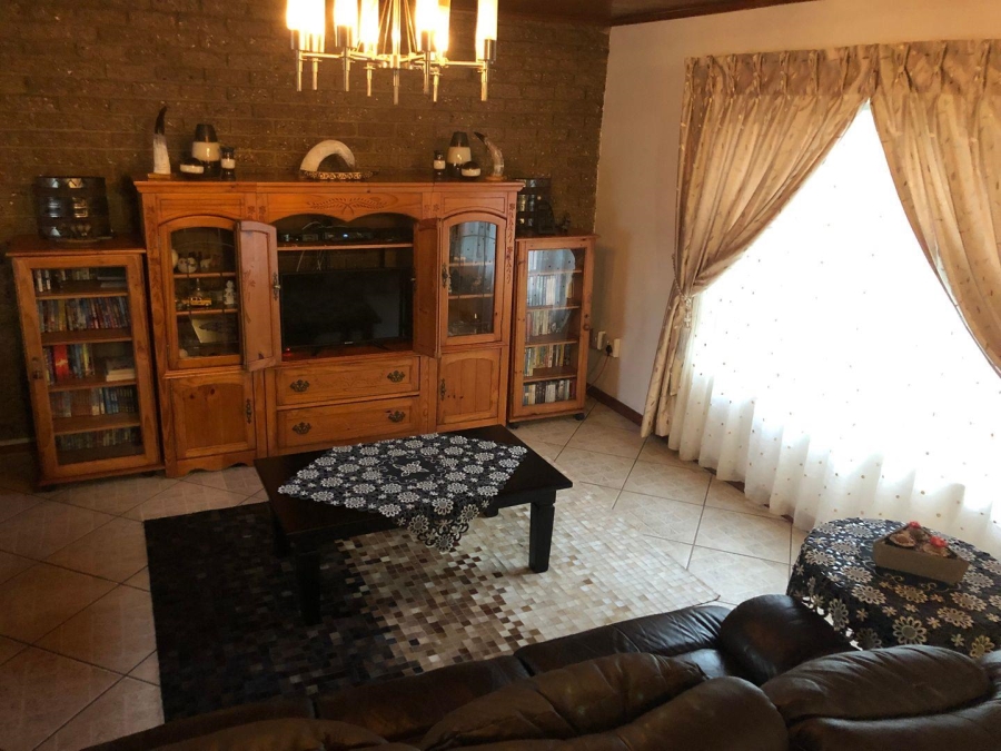 5 Bedroom Property for Sale in Vaaloewer Gauteng