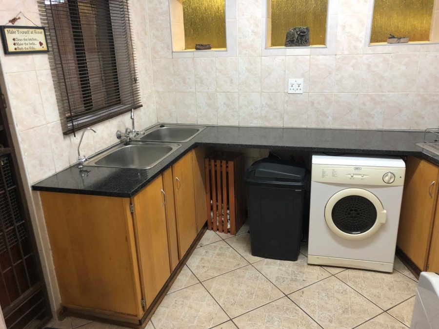 5 Bedroom Property for Sale in Vaaloewer Gauteng