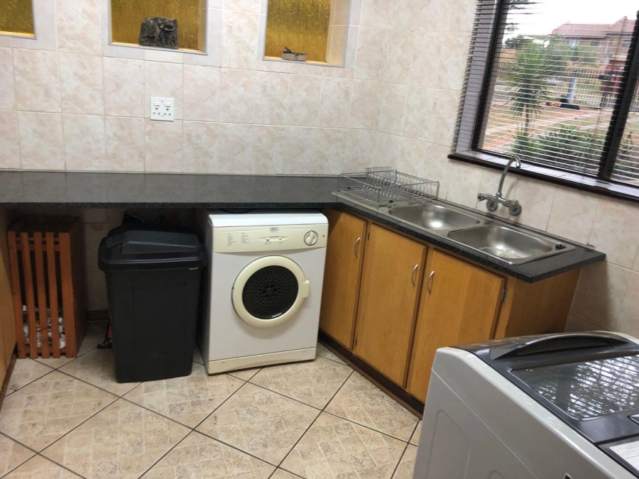 5 Bedroom Property for Sale in Vaaloewer Gauteng
