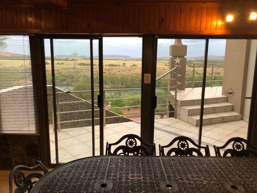 5 Bedroom Property for Sale in Vaaloewer Gauteng