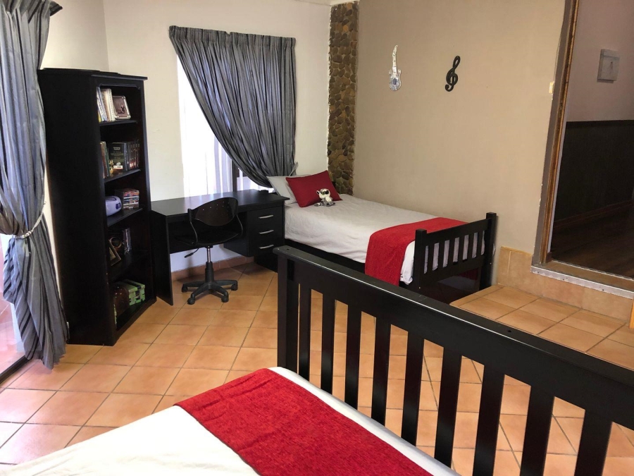 5 Bedroom Property for Sale in Vaaloewer Gauteng