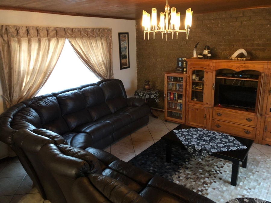 5 Bedroom Property for Sale in Vaaloewer Gauteng