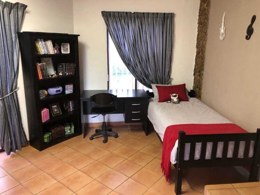5 Bedroom Property for Sale in Vaaloewer Gauteng