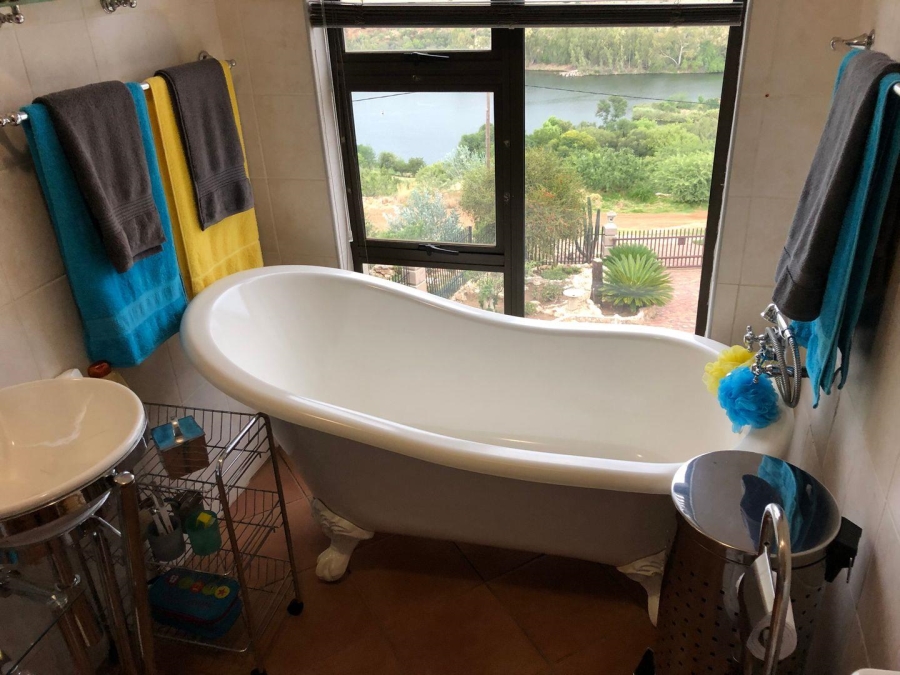 5 Bedroom Property for Sale in Vaaloewer Gauteng