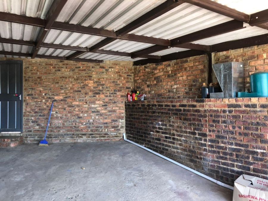 5 Bedroom Property for Sale in Vaaloewer Gauteng
