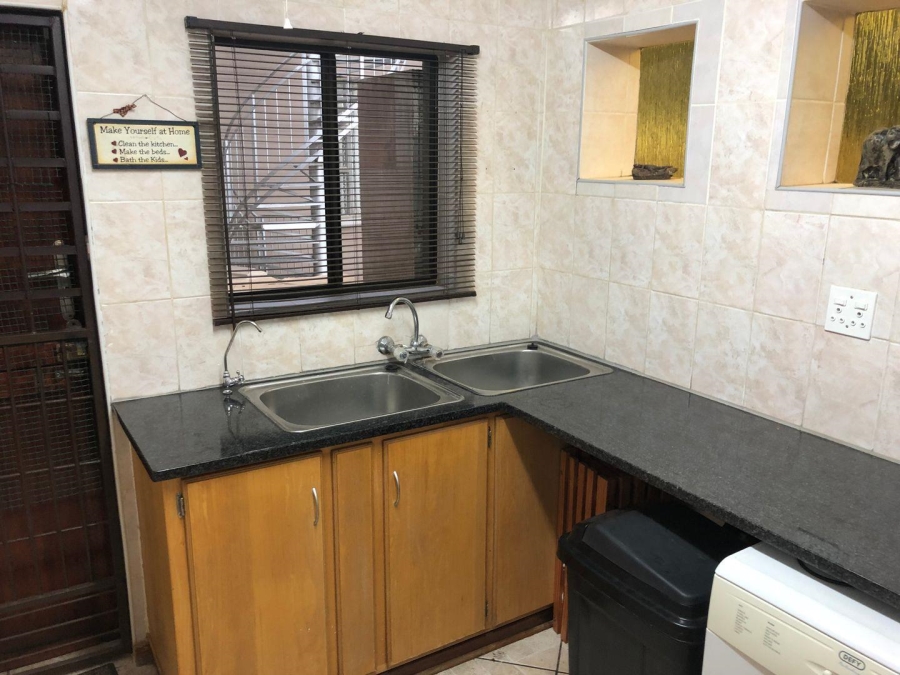 5 Bedroom Property for Sale in Vaaloewer Gauteng