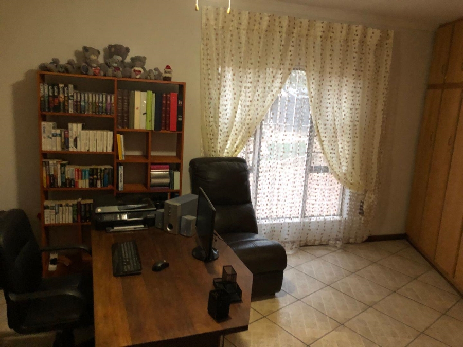 5 Bedroom Property for Sale in Vaaloewer Gauteng