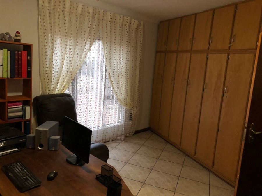5 Bedroom Property for Sale in Vaaloewer Gauteng