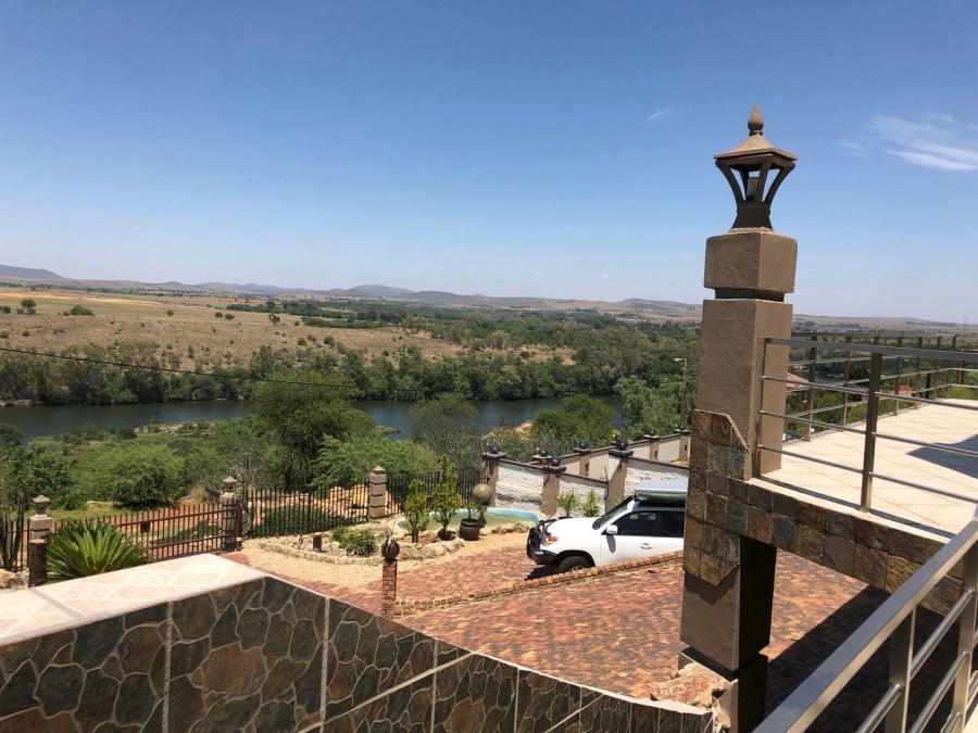 5 Bedroom Property for Sale in Vaaloewer Gauteng