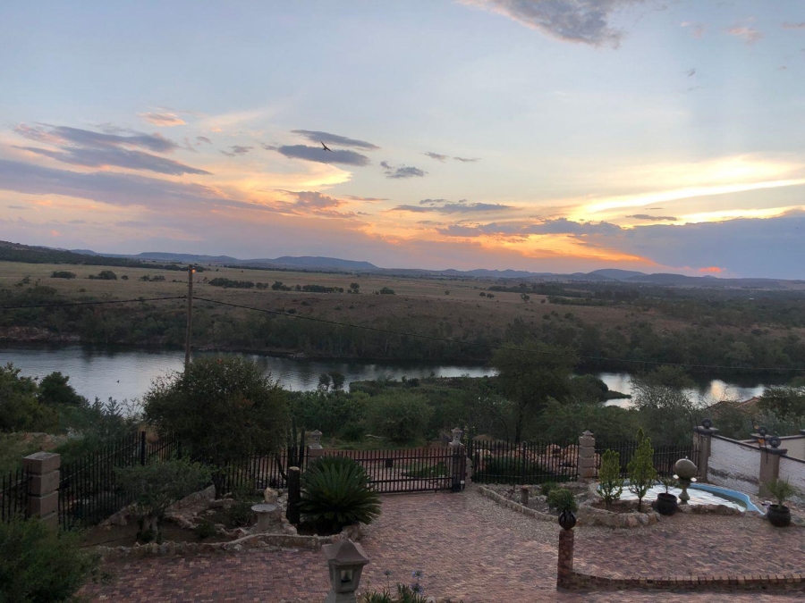 5 Bedroom Property for Sale in Vaaloewer Gauteng