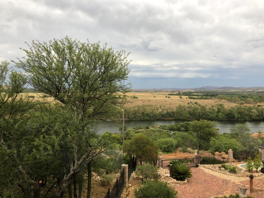 5 Bedroom Property for Sale in Vaaloewer Gauteng