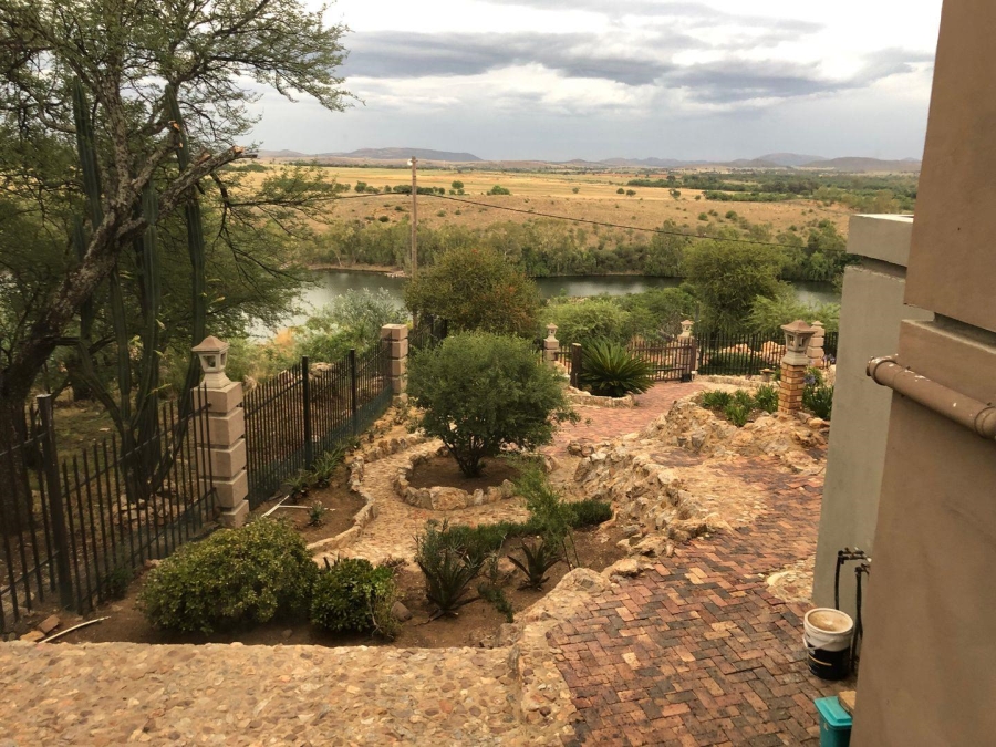 5 Bedroom Property for Sale in Vaaloewer Gauteng