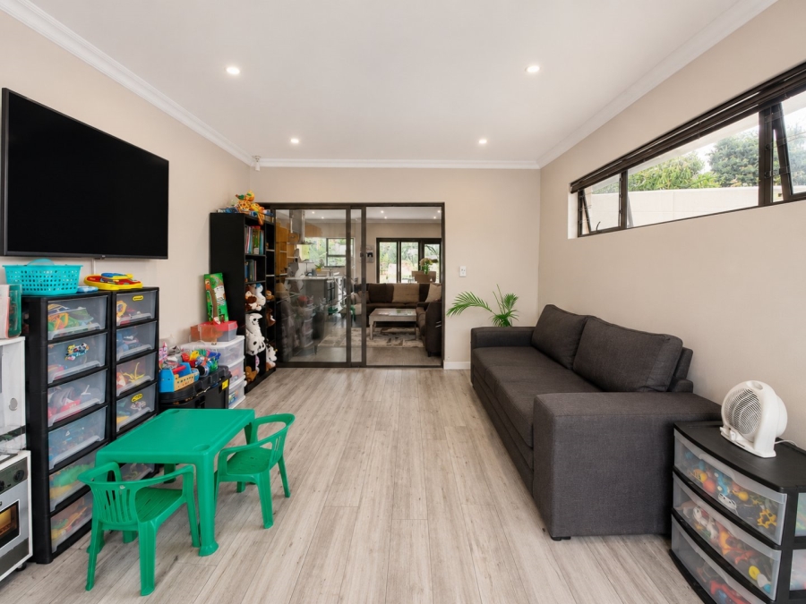 4 Bedroom Property for Sale in Buurendal Gauteng