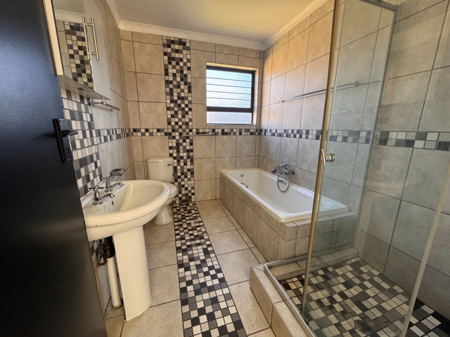 5 Bedroom Property for Sale in Three Rivers Gauteng