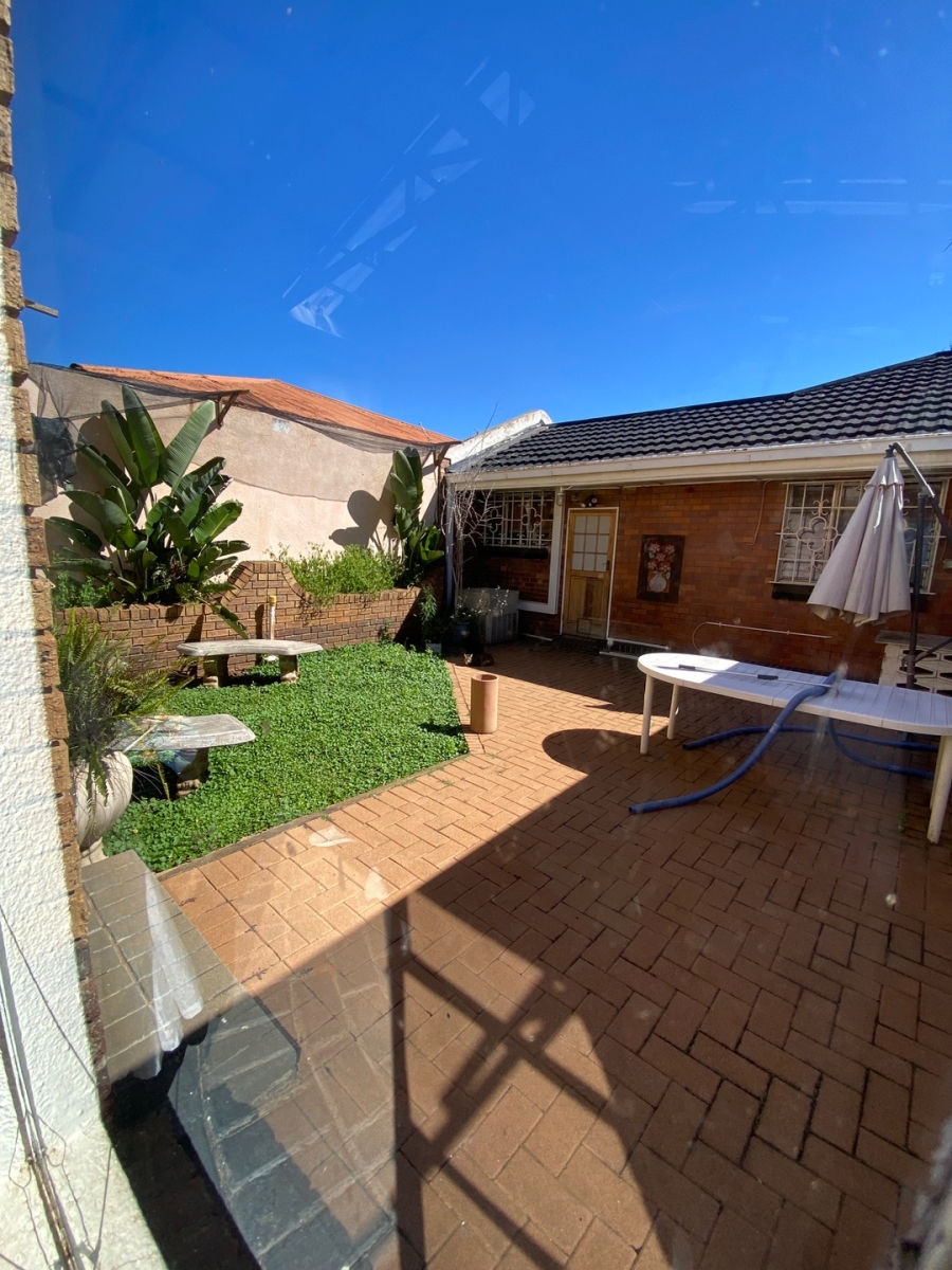  Bedroom Property for Sale in Selection Park Gauteng