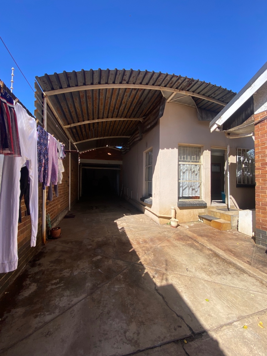  Bedroom Property for Sale in Selection Park Gauteng