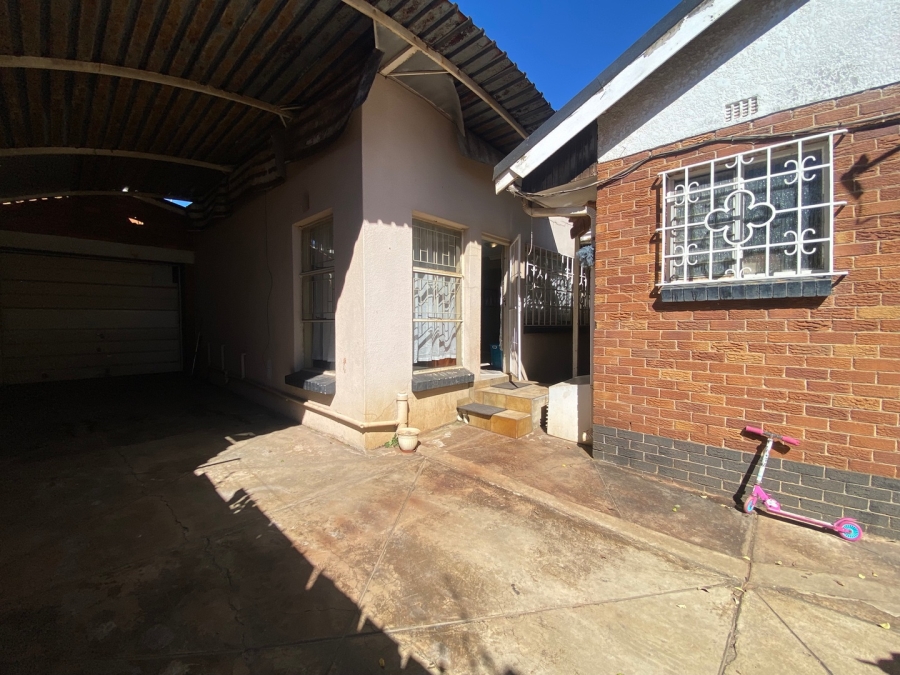  Bedroom Property for Sale in Selection Park Gauteng