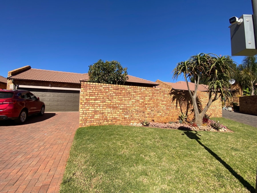  Bedroom Property for Sale in Dayanglen Gauteng