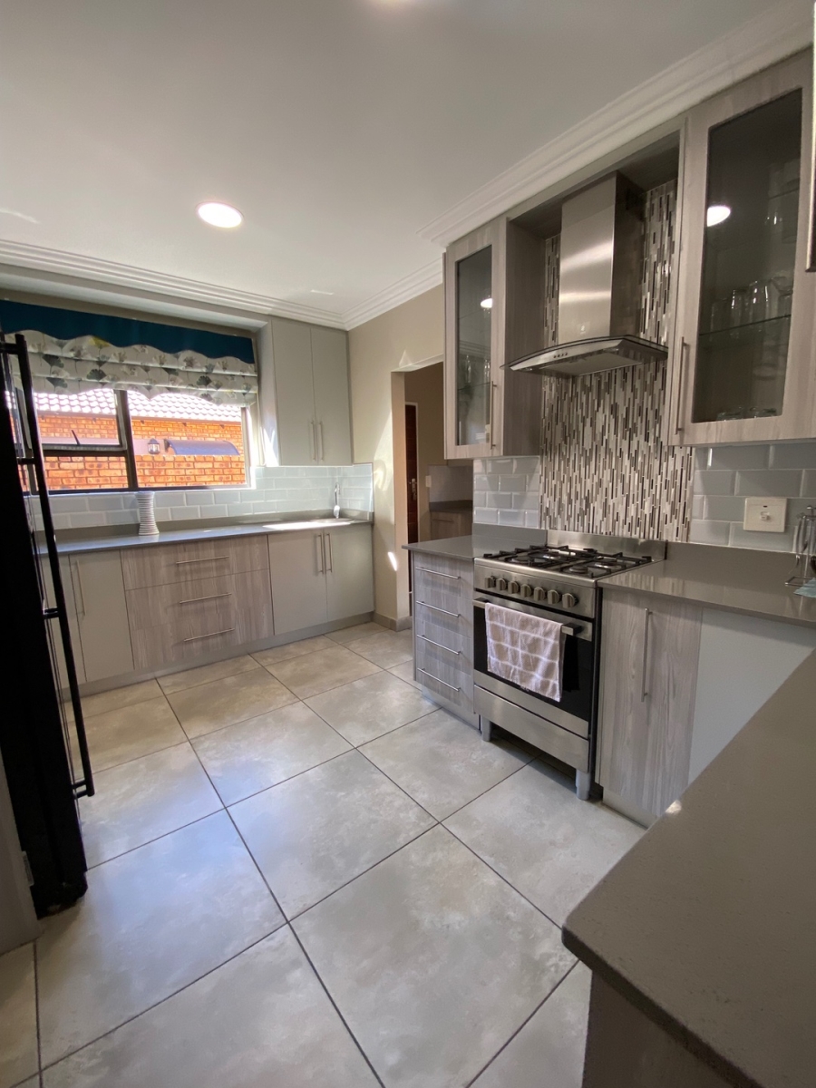  Bedroom Property for Sale in Dayanglen Gauteng