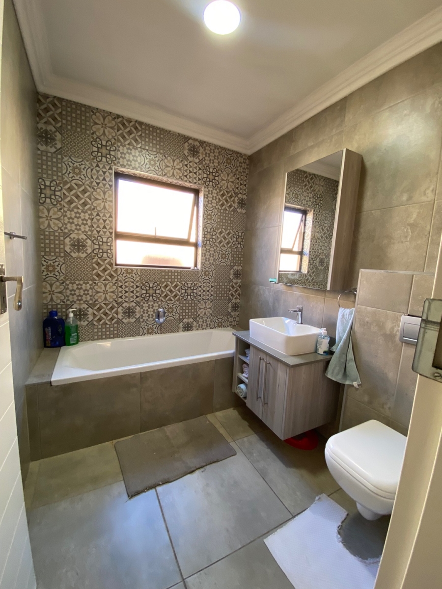  Bedroom Property for Sale in Dayanglen Gauteng