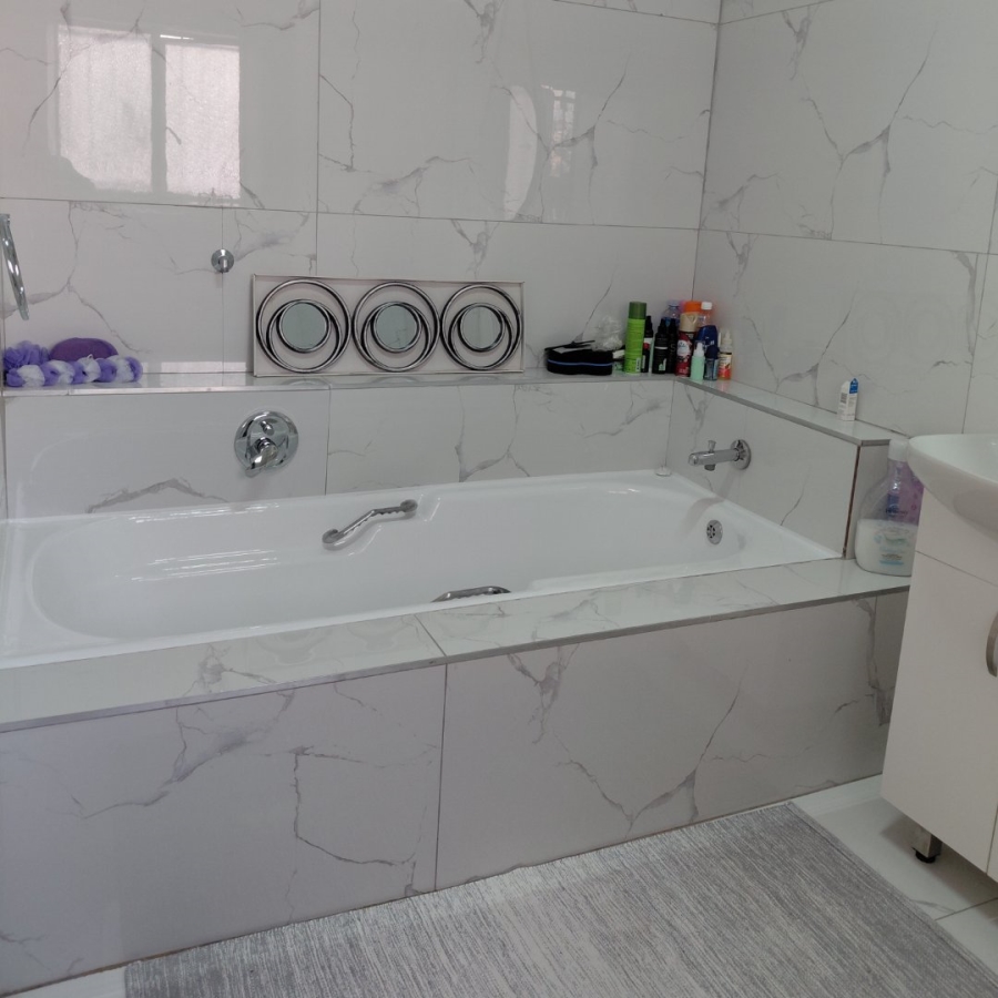 To Let 5 Bedroom Property for Rent in Waterkloof Gauteng