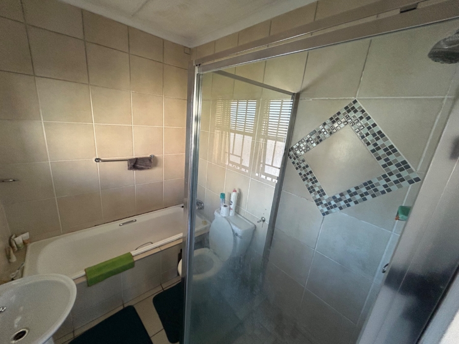 2 Bedroom Property for Sale in Erand Gardens Gauteng