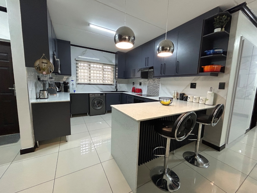 To Let 3 Bedroom Property for Rent in Crowthorne AH Gauteng