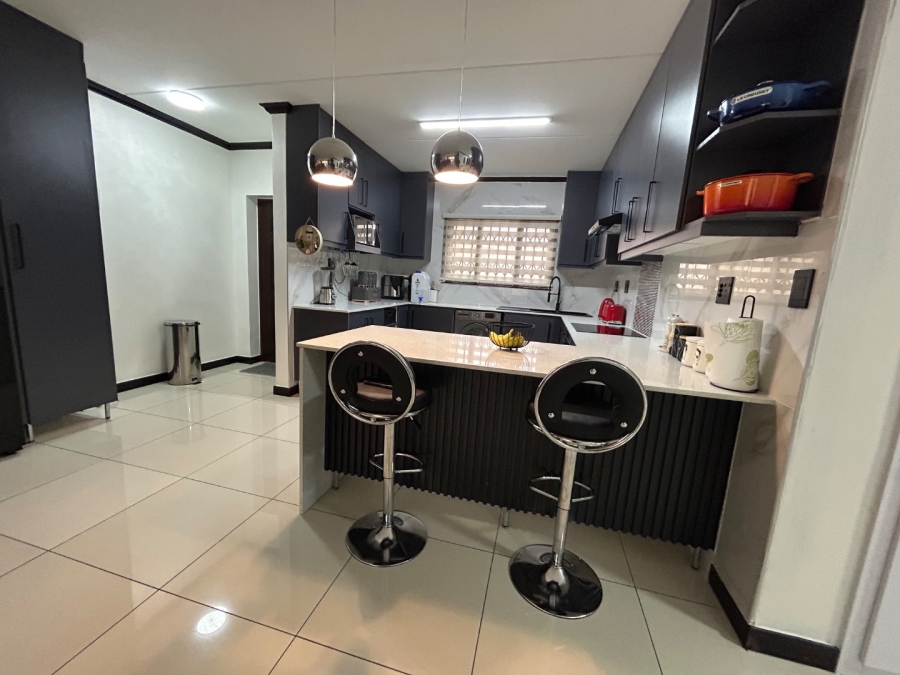 To Let 3 Bedroom Property for Rent in Crowthorne AH Gauteng