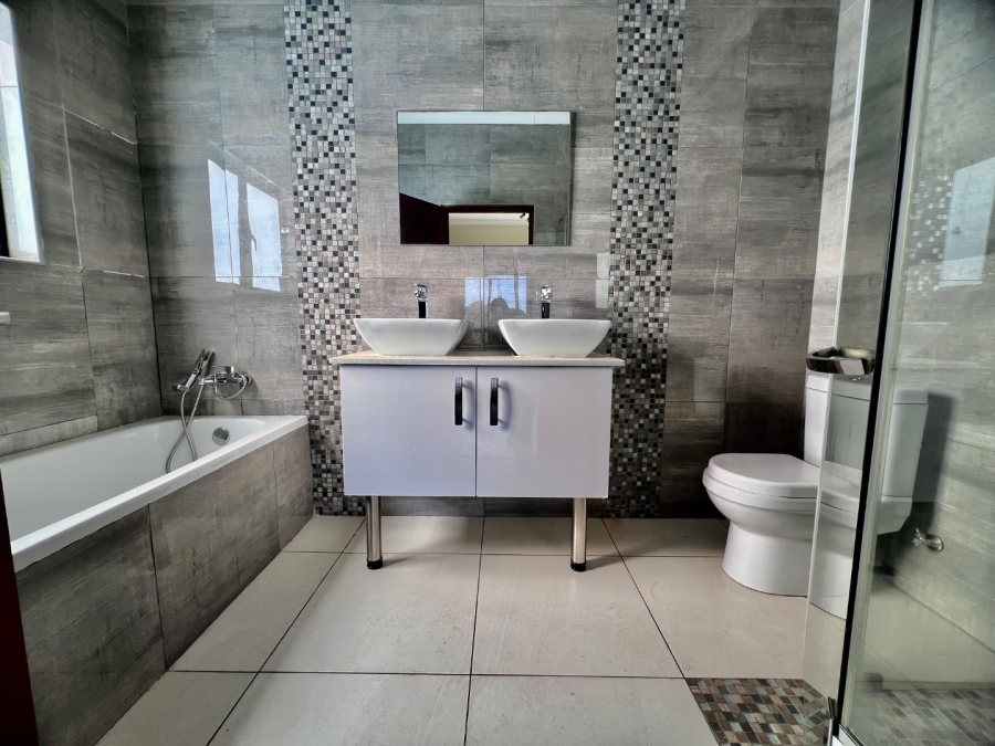 3 Bedroom Property for Sale in Bronberg Close Gauteng