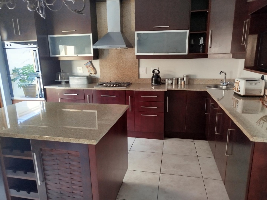 To Let 4 Bedroom Property for Rent in Sandown Gauteng