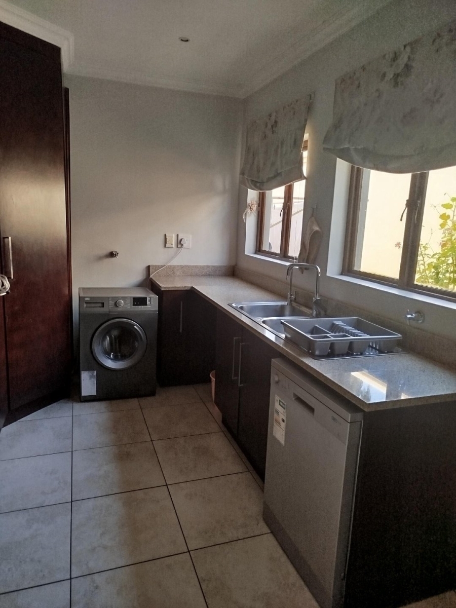 To Let 4 Bedroom Property for Rent in Sandown Gauteng