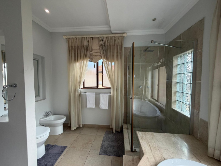 To Let 4 Bedroom Property for Rent in Sandown Gauteng