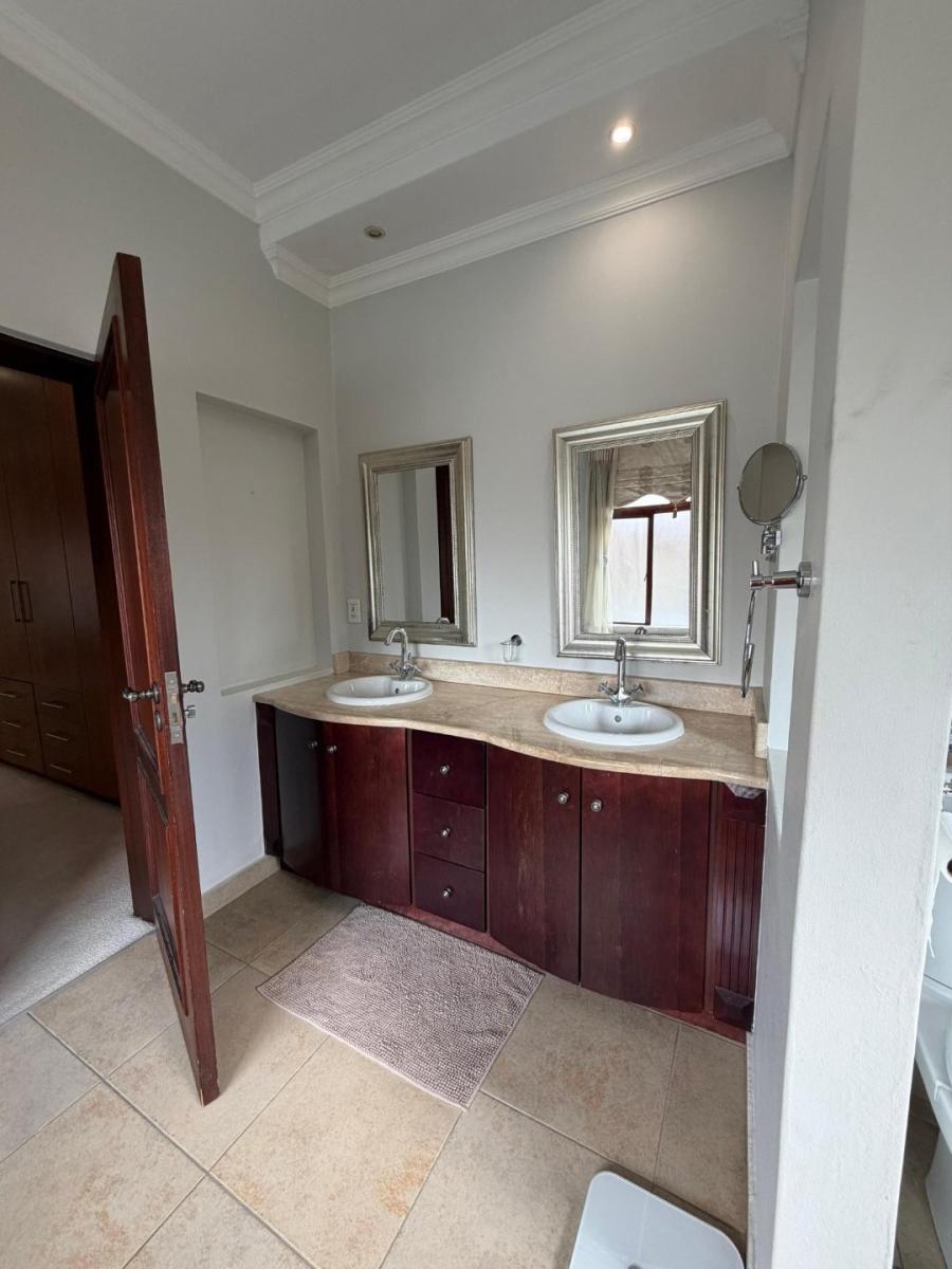 To Let 4 Bedroom Property for Rent in Sandown Gauteng