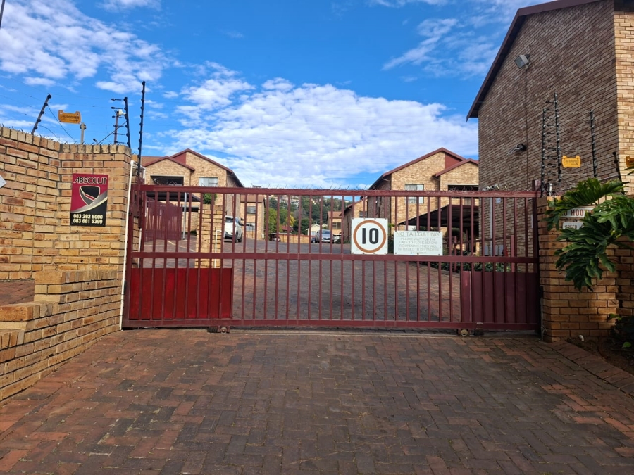2 Bedroom Property for Sale in Roodekrans Gauteng