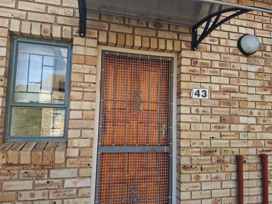 2 Bedroom Property for Sale in Roodekrans Gauteng