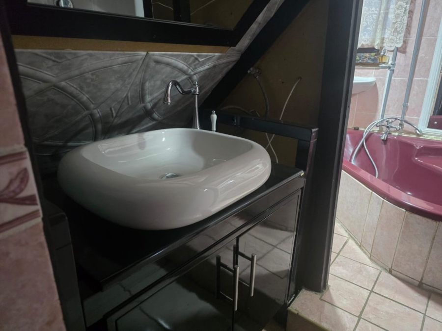 7 Bedroom Property for Sale in Marlands Gauteng