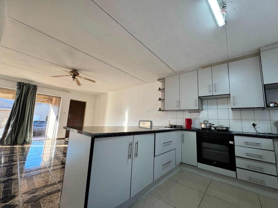 2 Bedroom Property for Sale in Vorna Valley Gauteng