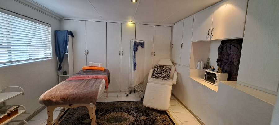 5 Bedroom Property for Sale in Sunnyrock Gauteng