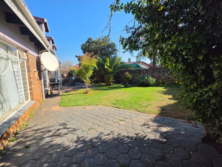 3 Bedroom Property for Sale in Rooihuiskraal Gauteng