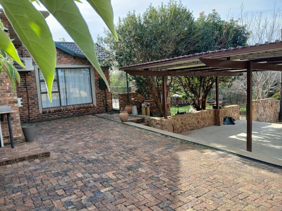 4 Bedroom Property for Sale in Vaaloewer Gauteng