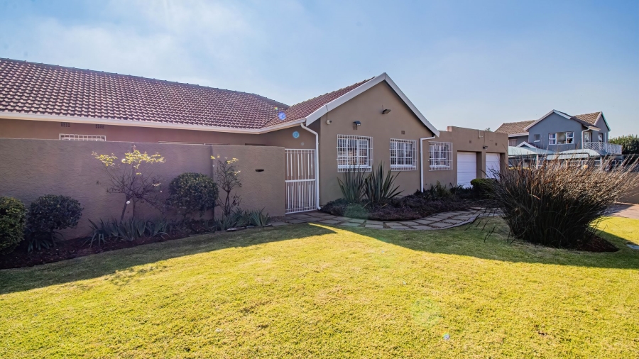 3 Bedroom Property for Sale in Glenanda Gauteng