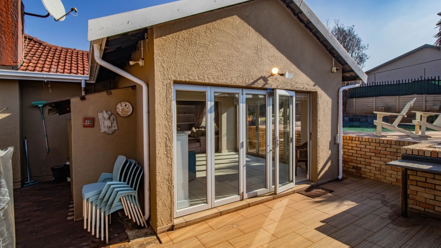 3 Bedroom Property for Sale in Glenanda Gauteng