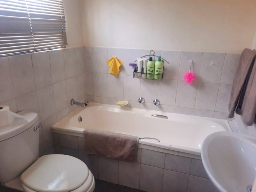 2 Bedroom Property for Sale in Wilgeheuwel Gauteng