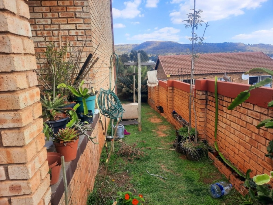 2 Bedroom Property for Sale in Wilgeheuwel Gauteng