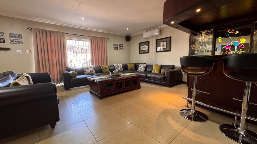 6 Bedroom Property for Sale in Three Rivers Proper Gauteng