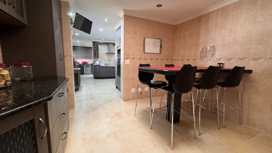 6 Bedroom Property for Sale in Three Rivers Proper Gauteng