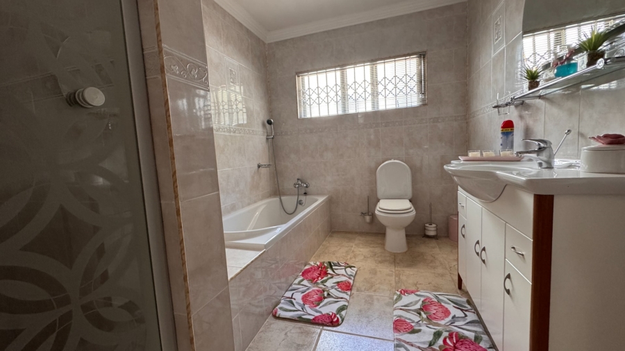 6 Bedroom Property for Sale in Three Rivers Proper Gauteng