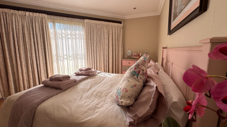 6 Bedroom Property for Sale in Three Rivers Proper Gauteng