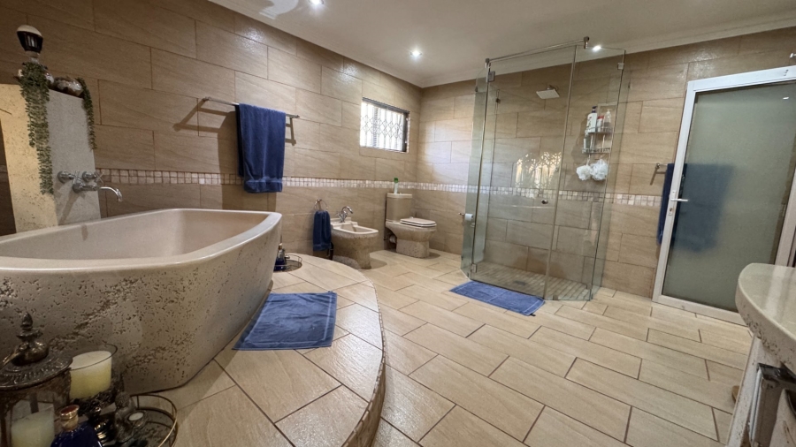 6 Bedroom Property for Sale in Three Rivers Proper Gauteng